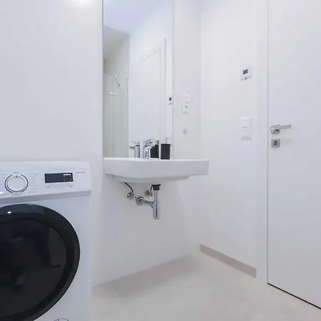 Nesto- Brand New With Free Parking! Apartamento