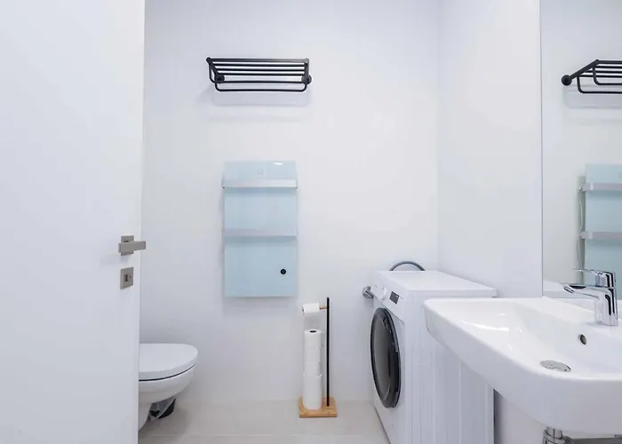 Apartman Nesto- Brand New With Free Parking! *