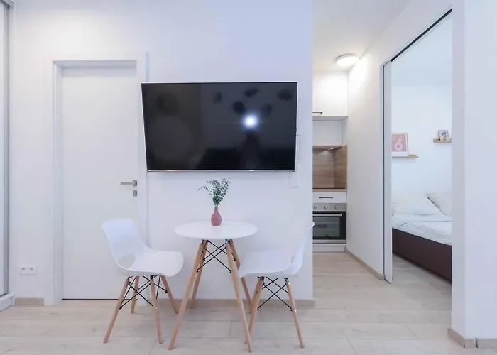 Apartman Nesto- Brand New With Free Parking! *