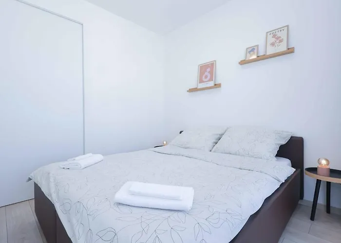 Nesto- Brand New With Free Parking! Pozsony