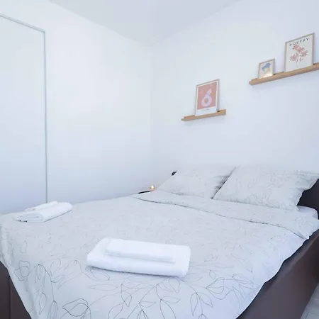 Nesto- Brand New With Free Parking! Bratislava